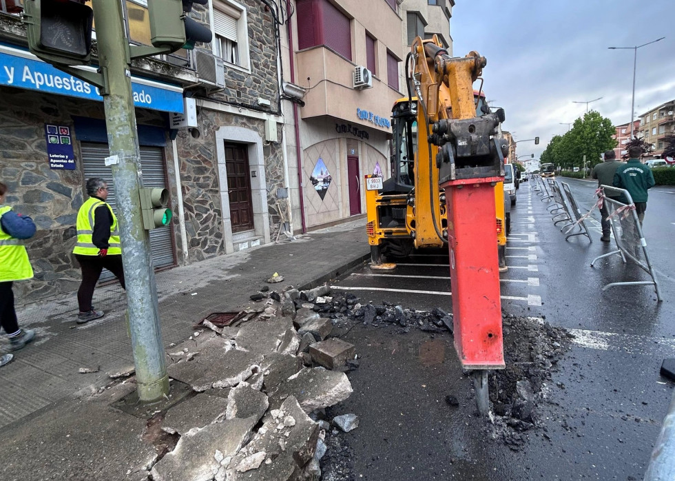 El Ayuntamiento de Moraleja remodela el acerado de la Avenida Extremadura
