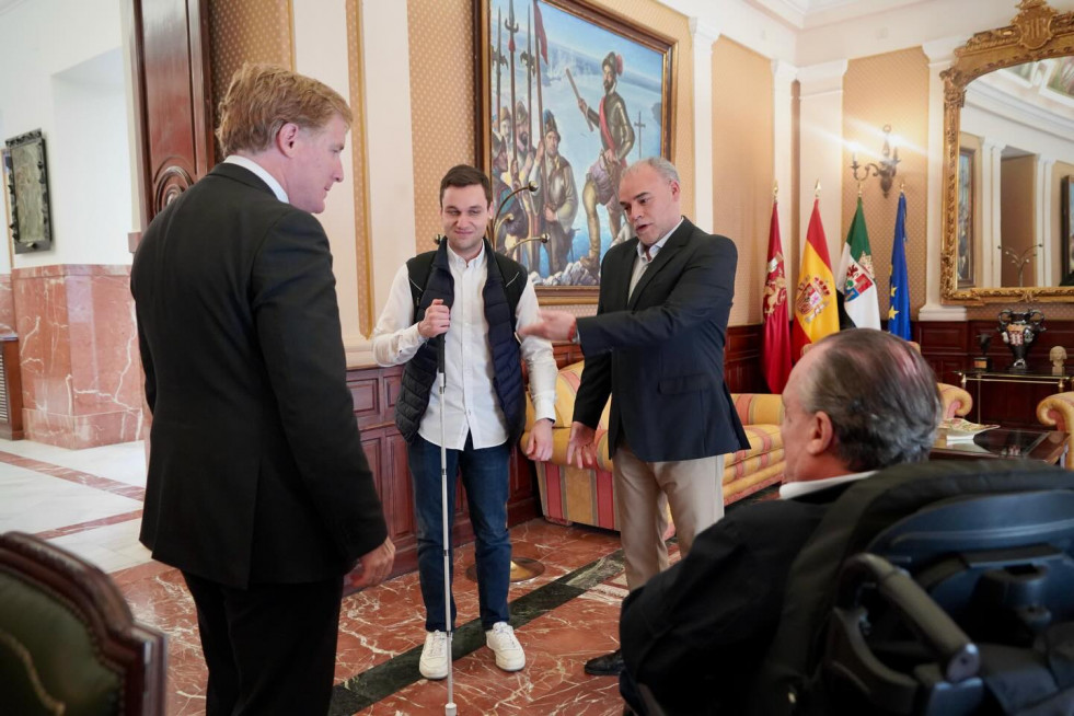 Badajoz apoya un proyecto de IA que devuelve la voz a personas con discapacidad