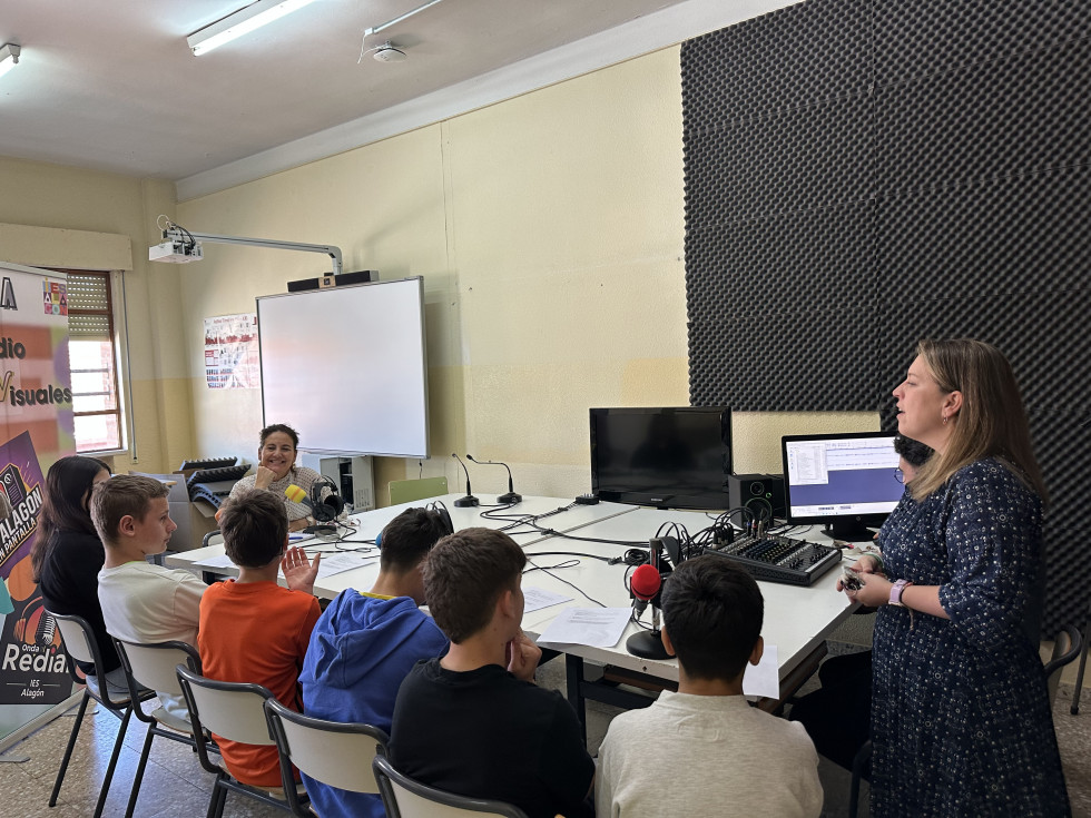La alcaldesa de Coria visita el IES Alagón para escuchar las propuestas de los alumnos