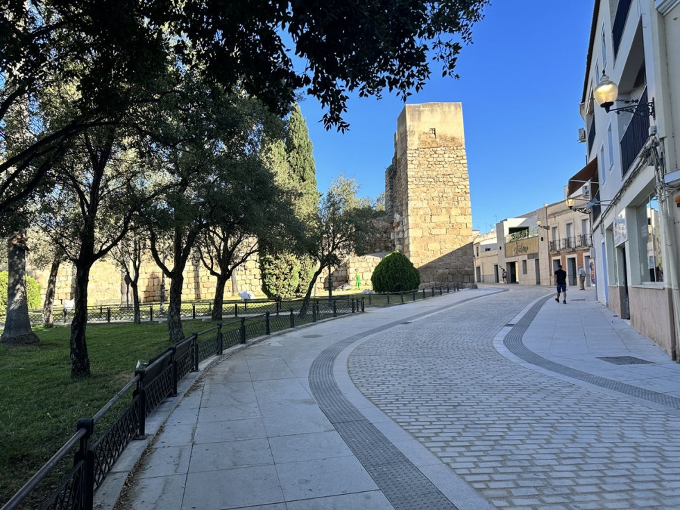 Mérida reabre la calle Graciano tras las obras y mantiene desvíos por el corte de John Lennon