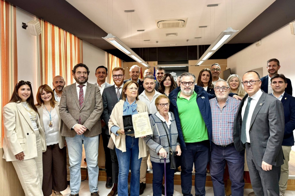 Navalmoral nombra Hijo Adoptivo al párroco David González e inaugura un busto en su honor