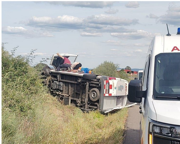 Accidente de una ambulancia en Sierra de Gata: el conductor quedó atrapado en el interior