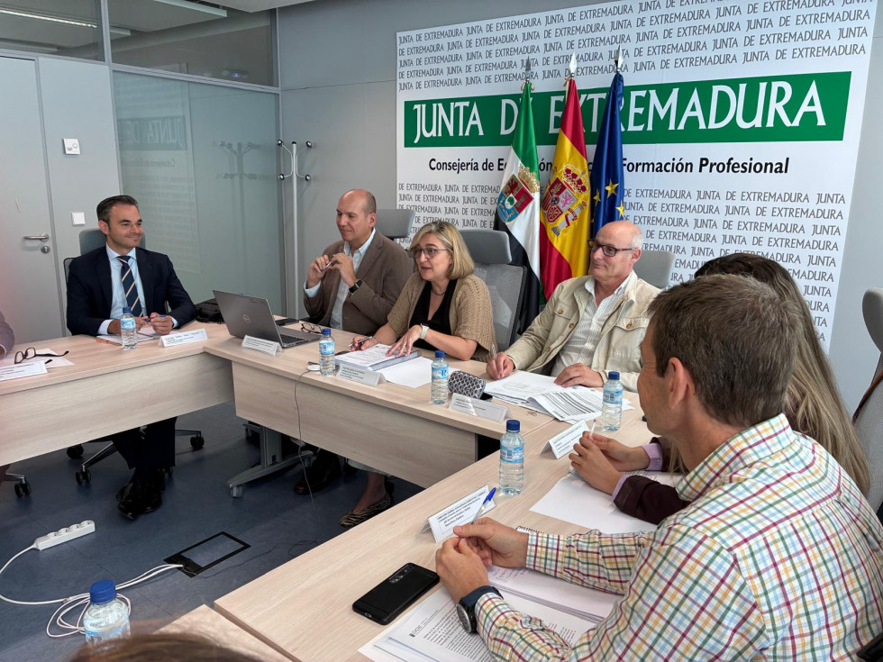 La UEX y la Junta analizan añadir tres grados y dos másters a la oferta universitaria