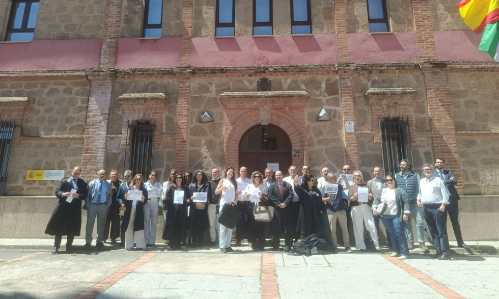 Abogados y procuradores reclaman una solución justa para todos los mutualistas