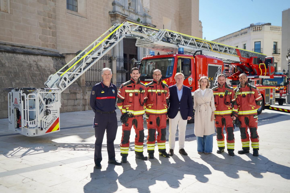 Badajoz incorpora una nueva autoescala de 42 metros para reforzar el servicio de bomberos