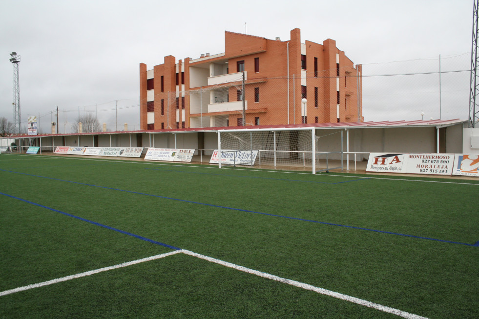 Vigilancia en Moraleja para evitar el acceso de coches no autorizados a las instalaciones deportivas