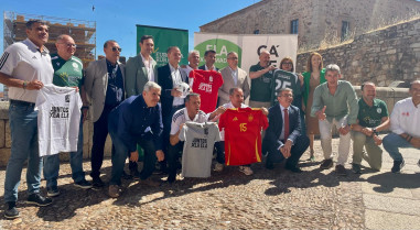 Cáceres reunirá a leyendas del fútbol español en un partido solidario a favor de la ELA