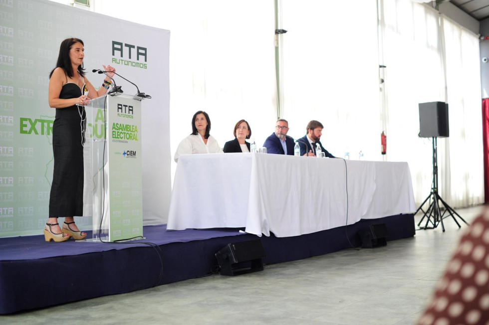 Candelaria Carrera, reelegida presidenta de ATA Extremadura