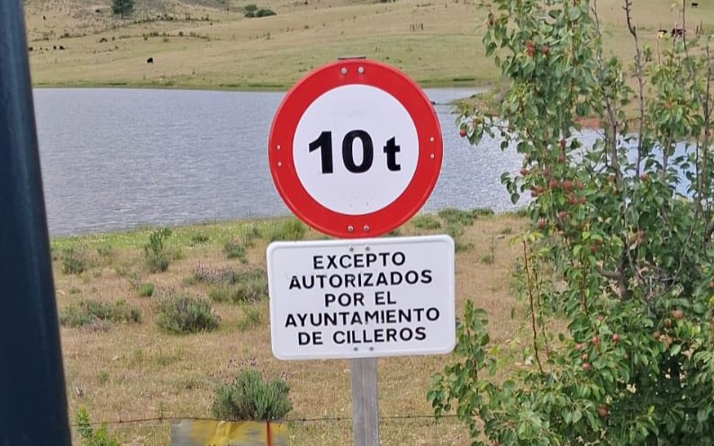 Cilleros pone freno al deterioro de sus caminos por el paso de camiones pesados