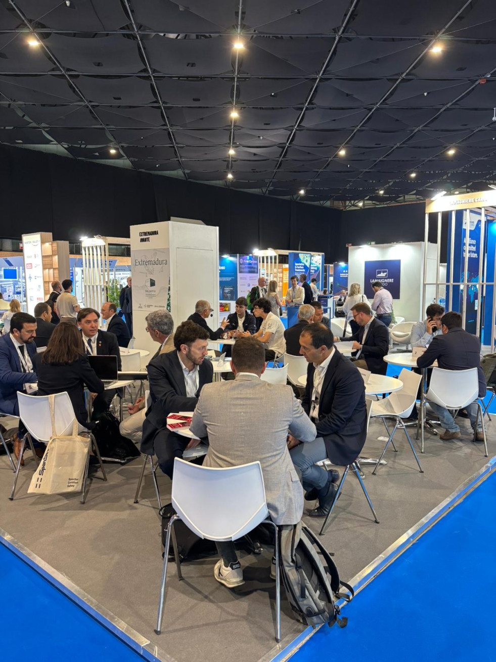 Nueve empresas extremeñas buscan oportunidades en el mercado aeroespacial en Sevilla