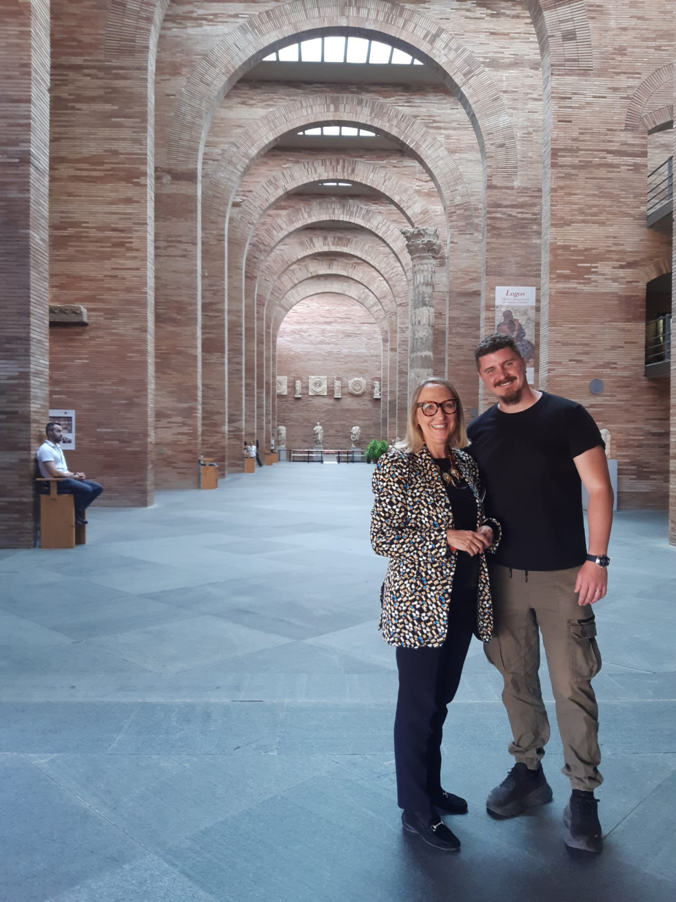 Un influencer de historia italiano conoce el patrimonio romano de Extremadura