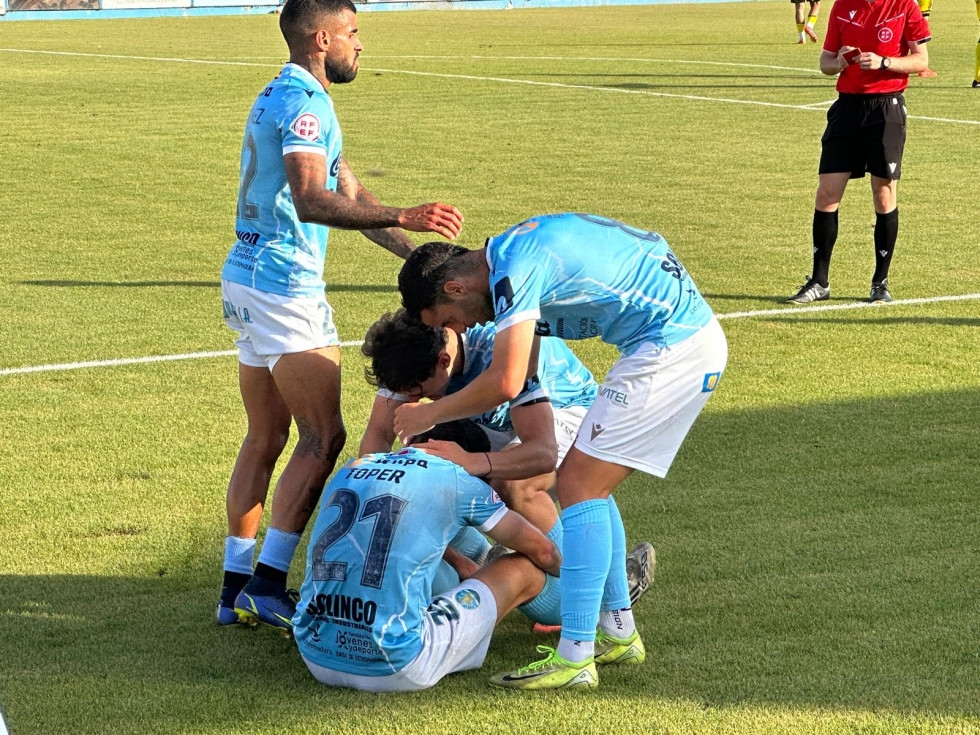 El CD Coria acaricia la Primera RFEF tras ganar 3-0 al Real Oviedo Vetusta