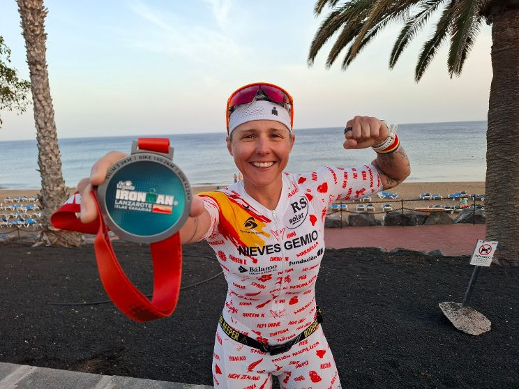 La triatleta alburquerqueña Nieves Gemio firma un quinto puesto en el Ironman de Lanzarote