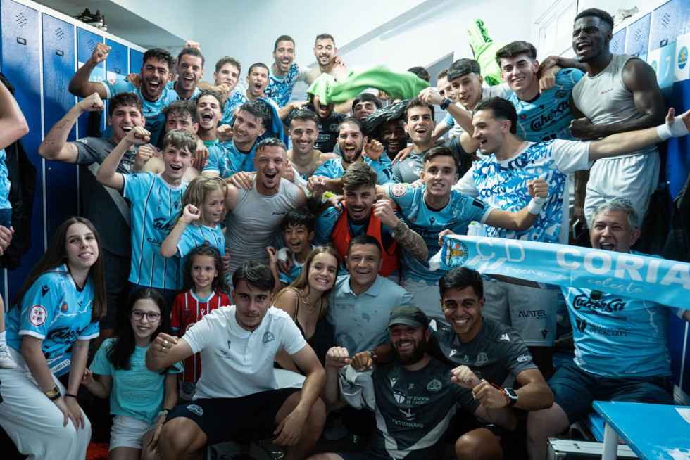 'Todos a Oviedo': el lema del Coria para teñir el Carlos Tartiere de celeste