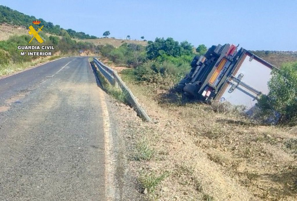 Reabierta la EX-108 tras varias horas cortada por el rescate de un camión accidentado