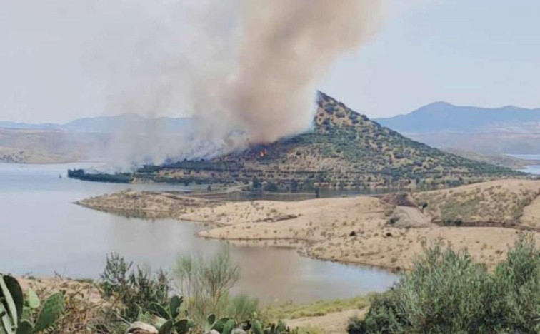Incendio en la rotonda más grande de Europa: el fuego vuelve a amenazar el Cerro Masatrigo