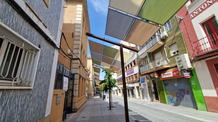 El Ayuntamiento de Cáceres finaliza la instalación de sombra urbana en Gómez Becerra