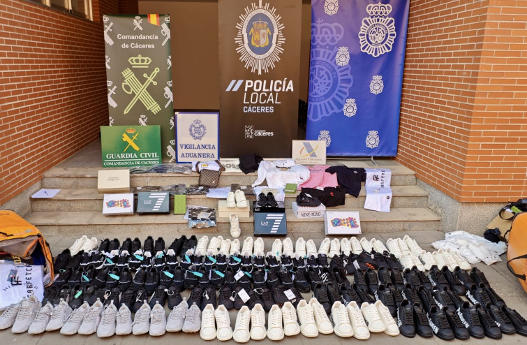 Incautadas en la Feria de Cáceres 4.850 prendas falsificadas valoradas en más de 1,1 millones