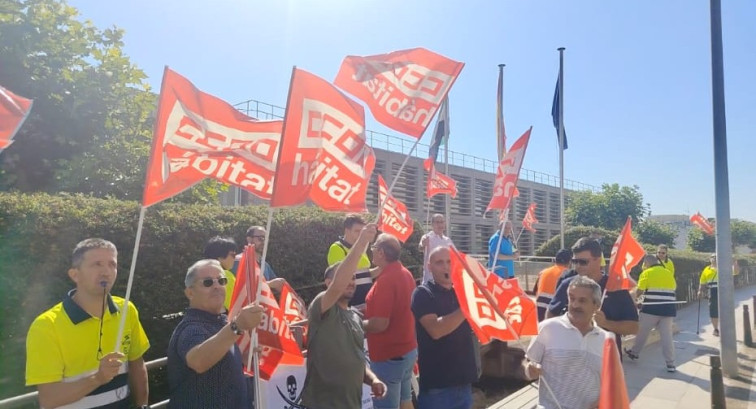Trabajadores de los centros de transporte se concentran en Mérida para exigir el pago de sus nóminas
