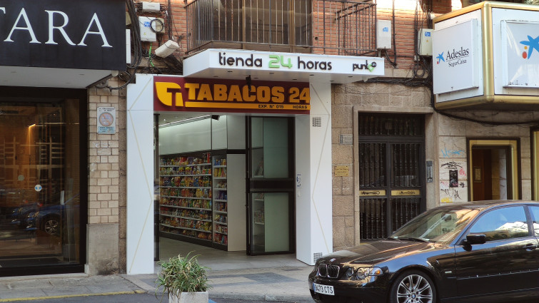 Prisión sin fianza tras asaltar con un cuchillo un estanco en pleno centro de Cáceres