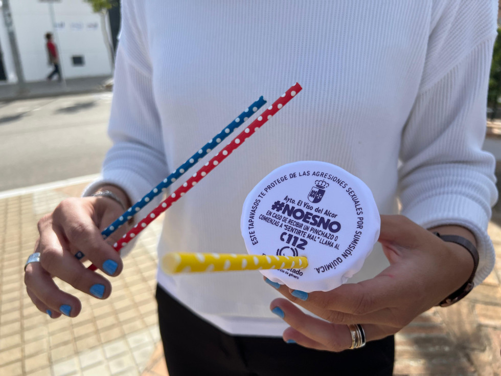 Coria impulsa una campaña de seguridad para San Juan repartiendo 2.000 cubre-vasos