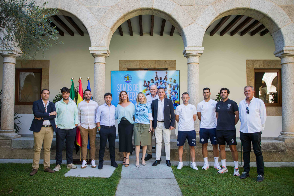 María Guardiola recibe al CD Coria tras su ascenso a Primera Federación