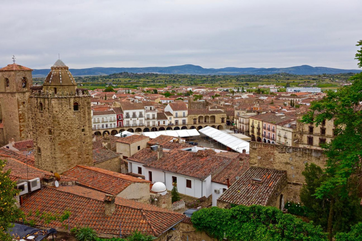 074 075. Plaza Myor de Trujillo desde el castillo. Foto Siggy Nowak Pixabay 1296x864