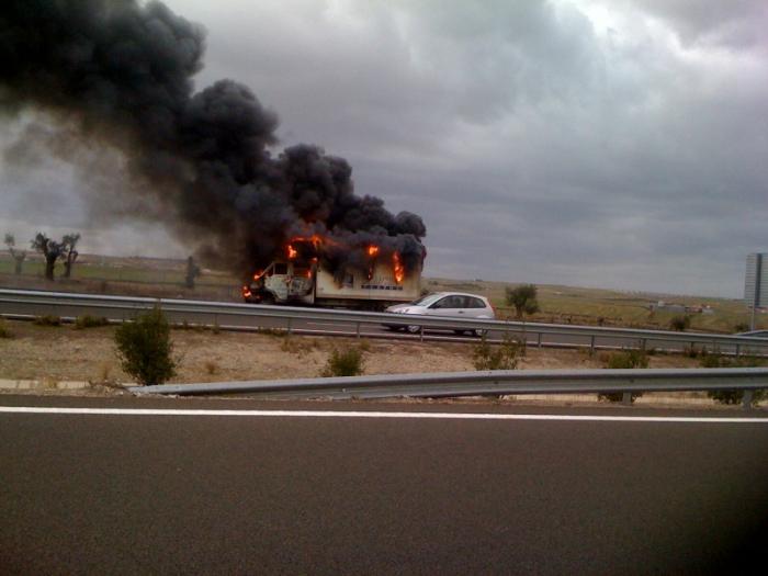 Un incendio calcina en la A-66 un camión de una compañía teatral que iniciaba una gira por Extremadura