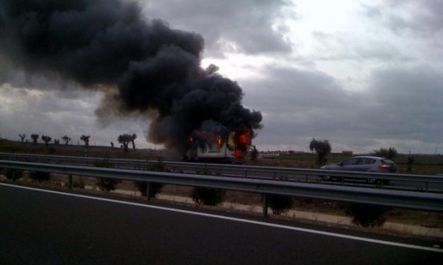 Un incendio calcina en la A-66 un camión de una compañía teatral que iniciaba una gira por Extremadura