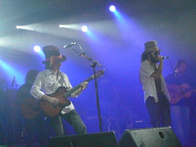 El grupo Los Delinqüentes congrega a decenas de fans durante la actuación en el festival del norte en Plasencia