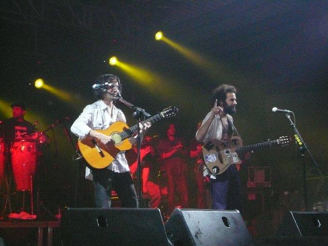 El grupo Los Delinqüentes congrega a decenas de fans durante la actuación en el festival del norte en Plasencia
