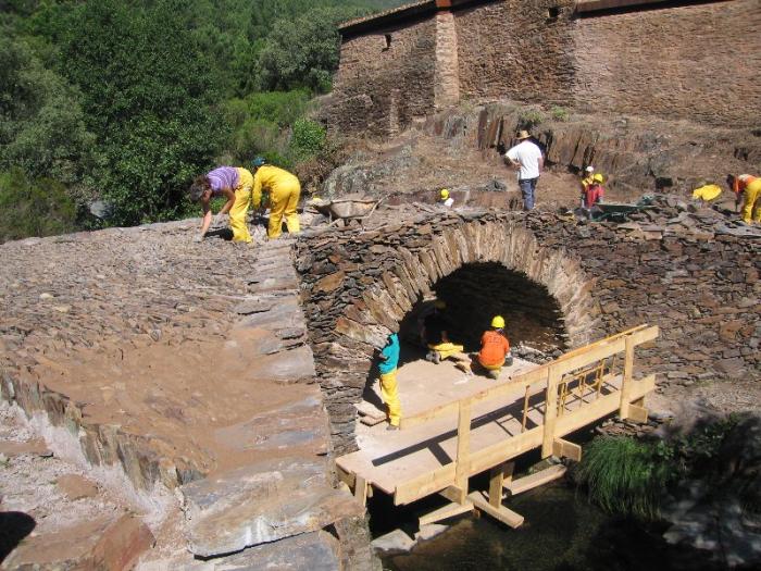 El proyecto «Patrimonio crea Empleo» recupera el puente de la alquería de Cambrón en la comarca de Las Hurdes