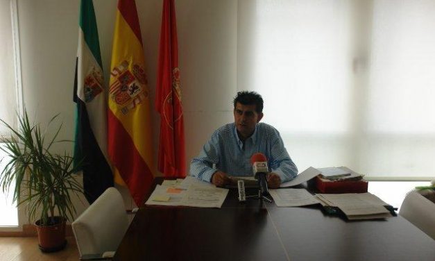 El alcalde de Miajadas, Antonio Díaz, anuncia la congelación de impuestos municipales para 2010