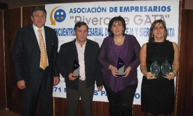La asociación Rivera de Gata entrega los premios 2009 a Cerrajería Fuentes y a María Luisa Zamarreño