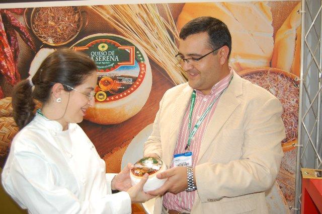 Elena Arzak y el presidente de la Asociación de Sumilleres visitan el stand de Queso de la Serena