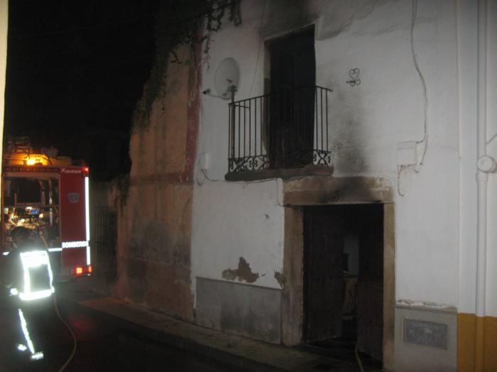 Un incendio destruye una vivienda de dos alturas en Moraleja sin provocar daños personales