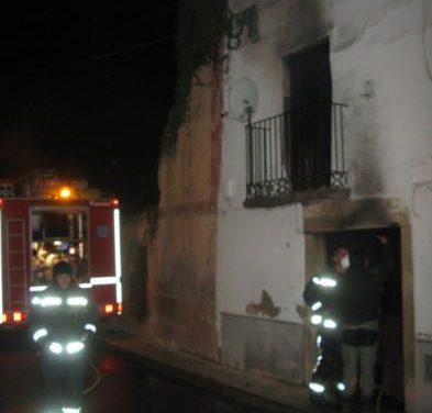 Un incendio destruye una vivienda de dos alturas en Moraleja sin provocar daños personales