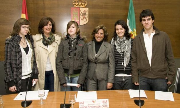 Los accésits extremeños del certamen de Microrrelatos de la Diputación de Cáceres reciben su premio