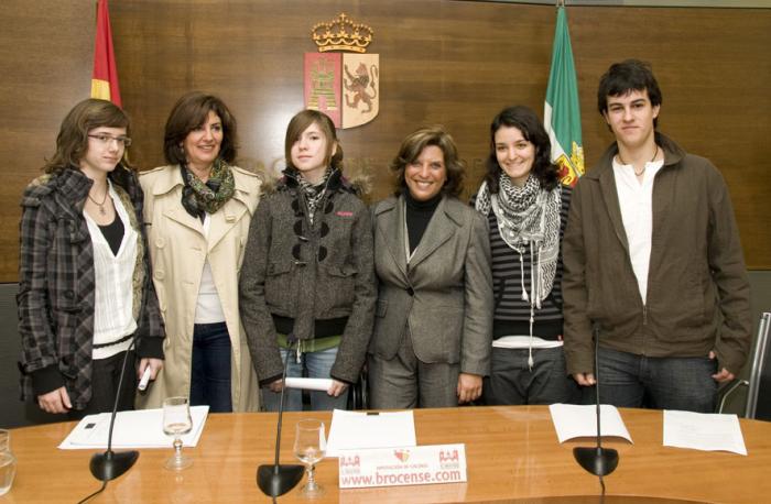 Los accésits extremeños del certamen de Microrrelatos de la Diputación de Cáceres reciben su premio
