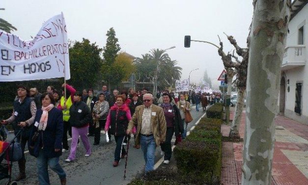 Centenares de serragatinos piden a la Consejería de Educación «un IES para Hoyos» de forma unánime