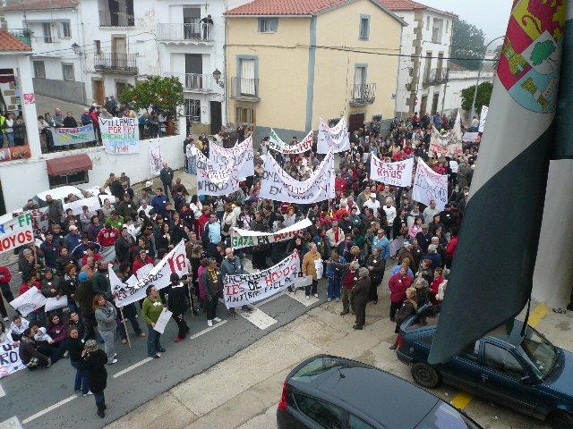 Centenares de serragatinos piden a la Consejería de Educación «un IES para Hoyos» de forma unánime