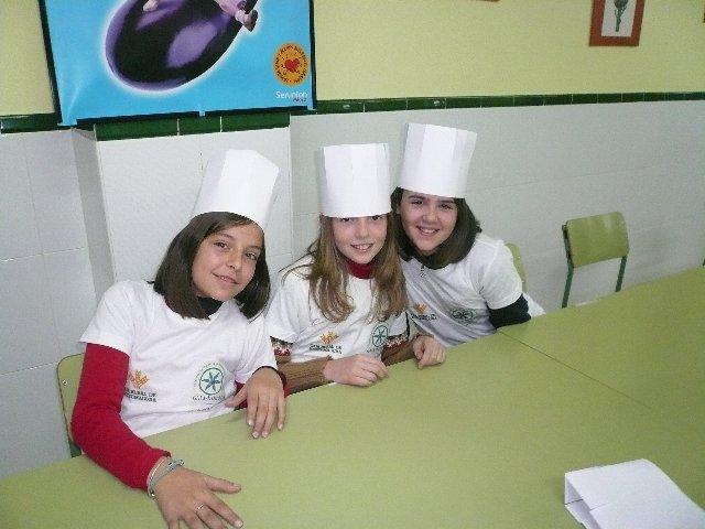 Escolares de Moraleja aprenden a elaborar helados y gominolas de aceite Gata-Hurdes en un taller de cocina