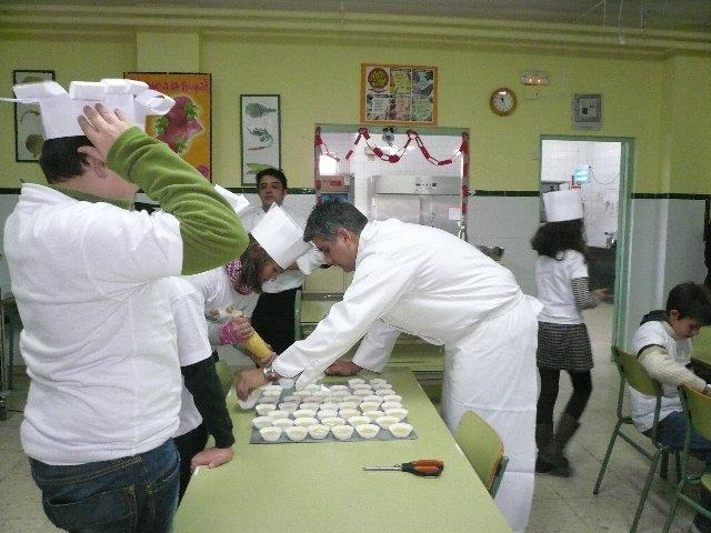 Escolares de Moraleja aprenden a elaborar helados y gominolas de aceite Gata-Hurdes en un taller de cocina