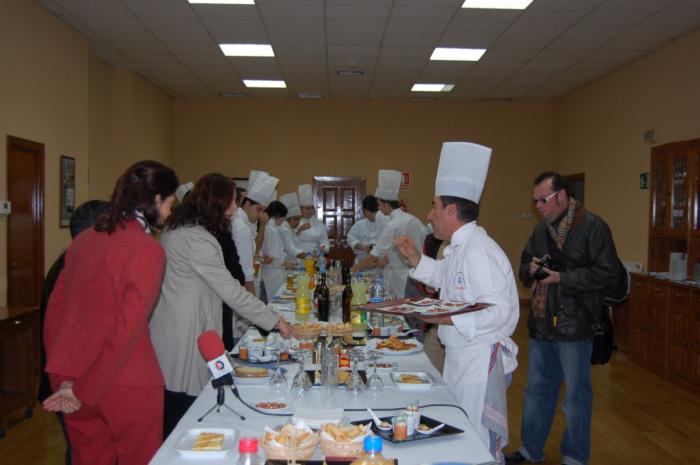 Alumnos de la Escuela de Cocina de Plasencia participan en un taller sobre el aceite Gata-Hurdes