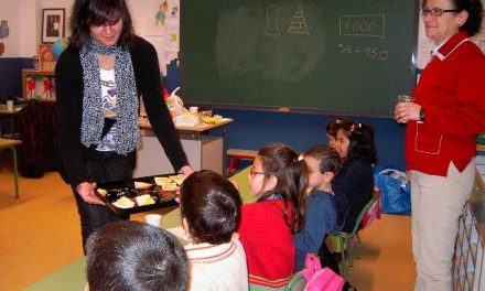 Escolares del «Dulce Chacón» de Cáceres participan en un desayuno saludable con aceite Gata-Hurdes