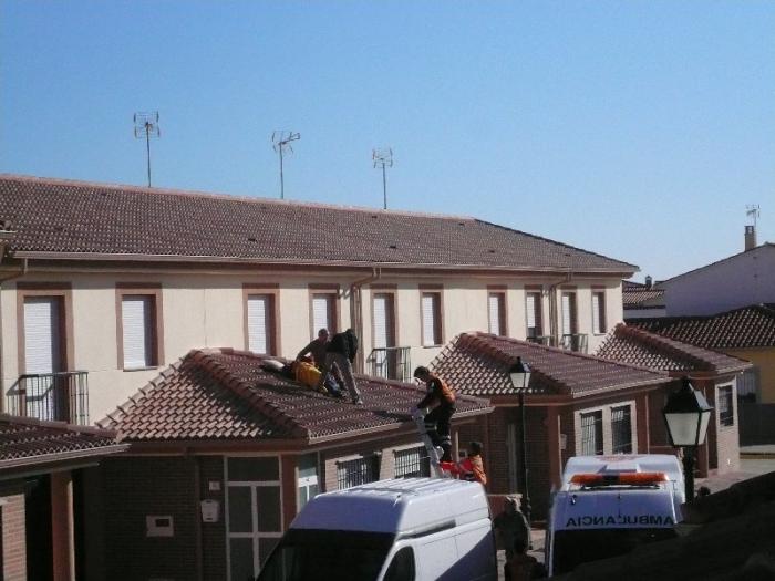 Un trabajor de 39 años resulta herido grave en una pierna en Montehermoso al caerse de un tejado