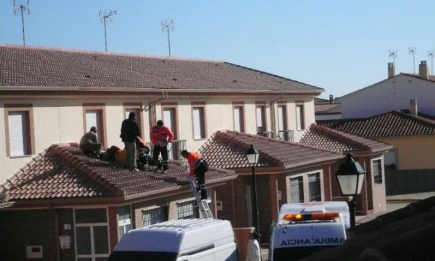 Un trabajor de 39 años resulta herido grave en una pierna en Montehermoso al caerse de un tejado