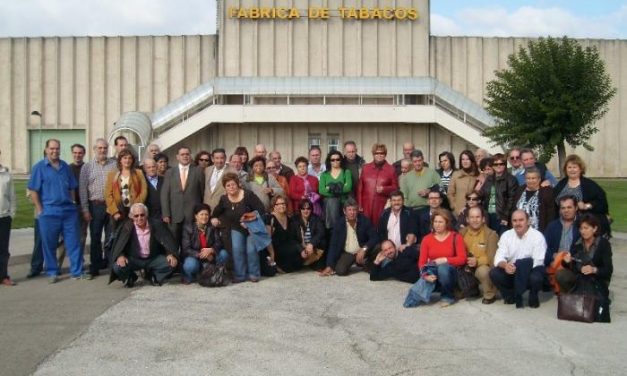 Medio centenar de medieros visita la fábrica de cigarrillos de Logroño por invitación de la multinacional Altadis