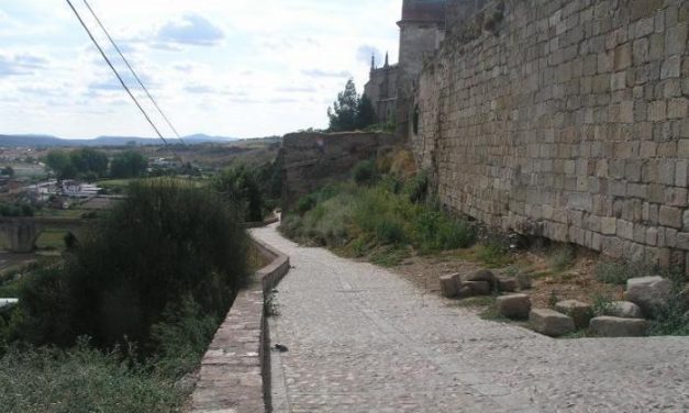 Fomento y la Junta restaurarán varias tramos y torres del lienzo occidental de la muralla de Coria