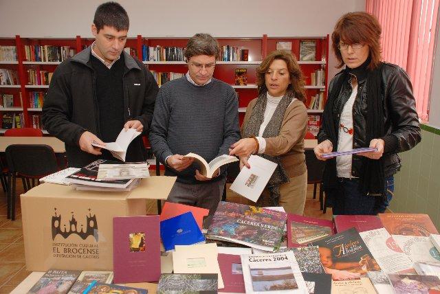 Diputación entrega cinco lotes de libros a La Moheda de Gata para los fondos de la Agencia de Lectura